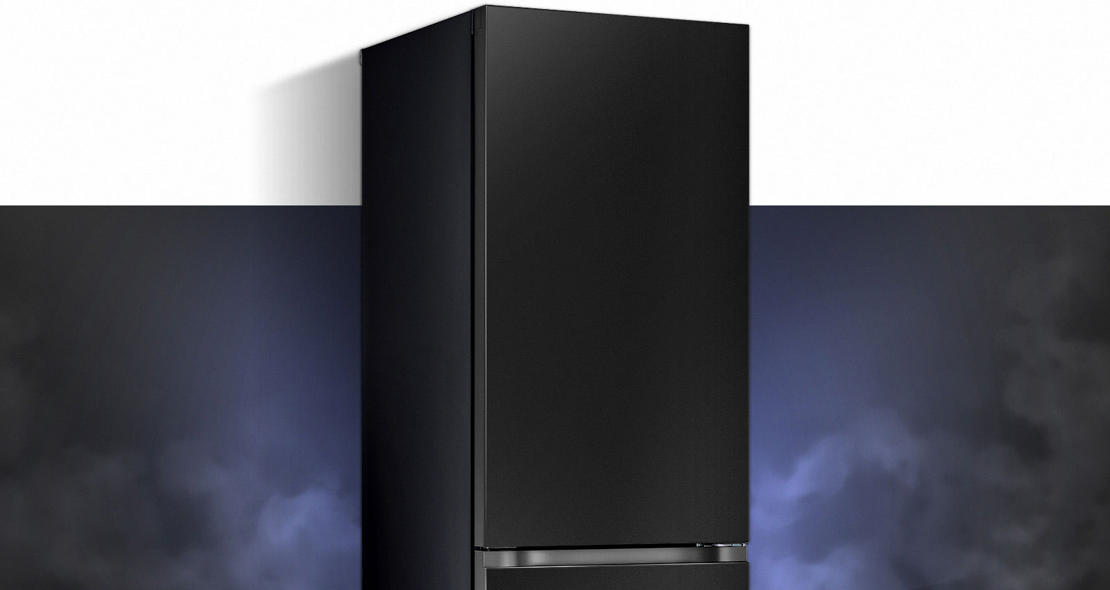 Bottom freezer mustast klaasist välimus paistab tumedal taustal silma.