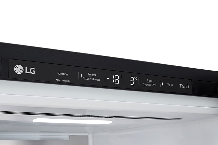 Lähivõte pehmest LED-valgusest, mis jaotab tõhusalt valgust kogu külmkapi ulatuses ning on silmadele mõnus.