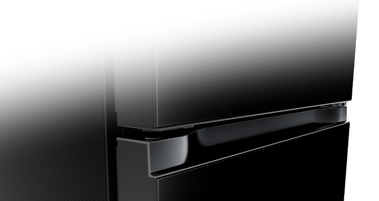 Lähivõte kandilise taskuga käepidemest kena ja minimalistliku disainiga.