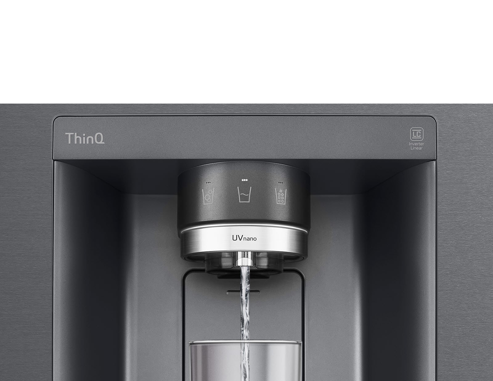 Käivitub video, mis on suumitud veejaoturile. Külmkapi väliskülg muutub läbipaistvaks ja nüüd on näha ukse sisemus ning jaoturiotsaku mehaanilised osad. Video suumib veelgi rohkem sisse, et näidata veetilku, kui need langevad läbi otsaku UVnano osa, mis vähendab baktereid. Video suumib taas välja, et näidata külmiku väliskülge, samal ajal kui vett valatakse klaasi.