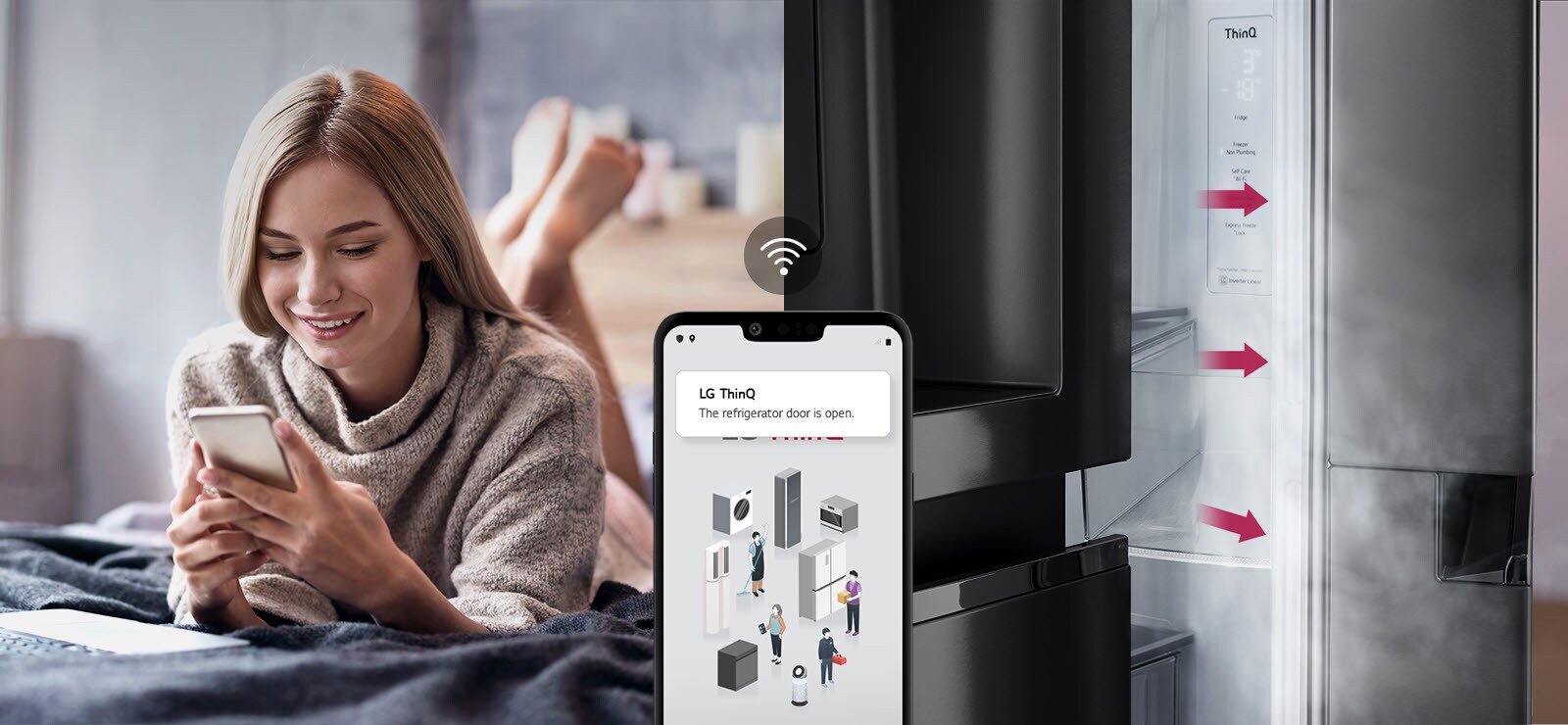 Ühel pildil on voodil lebav ja telefoniekraani vaatav naine. Teisel pildil on külmiku uks, mis on jäetud lahti. Kahe pildi esiplaanil on telefoniekraan, millel on näha rakenduse LG ThinQ teavitused ja telefoni kohal olev Wifi ikoon.