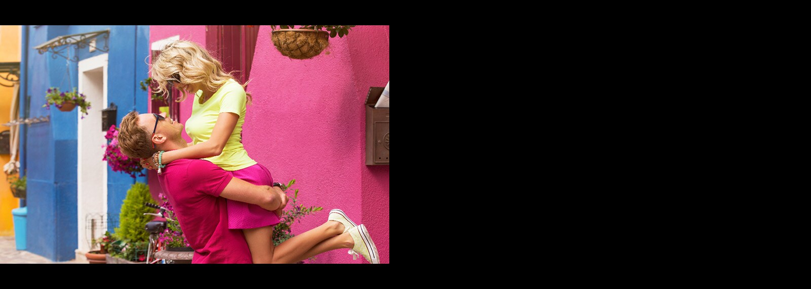 Kallistavat meest ja naist kujutav värvikirev stseen armastusfilmist.