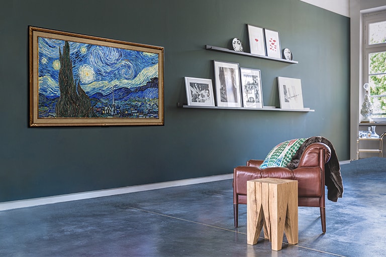 Külgvaade elutoaseinale kinnitatud Gallery Design-tüüpi telerist, mis näitab kunstiteost