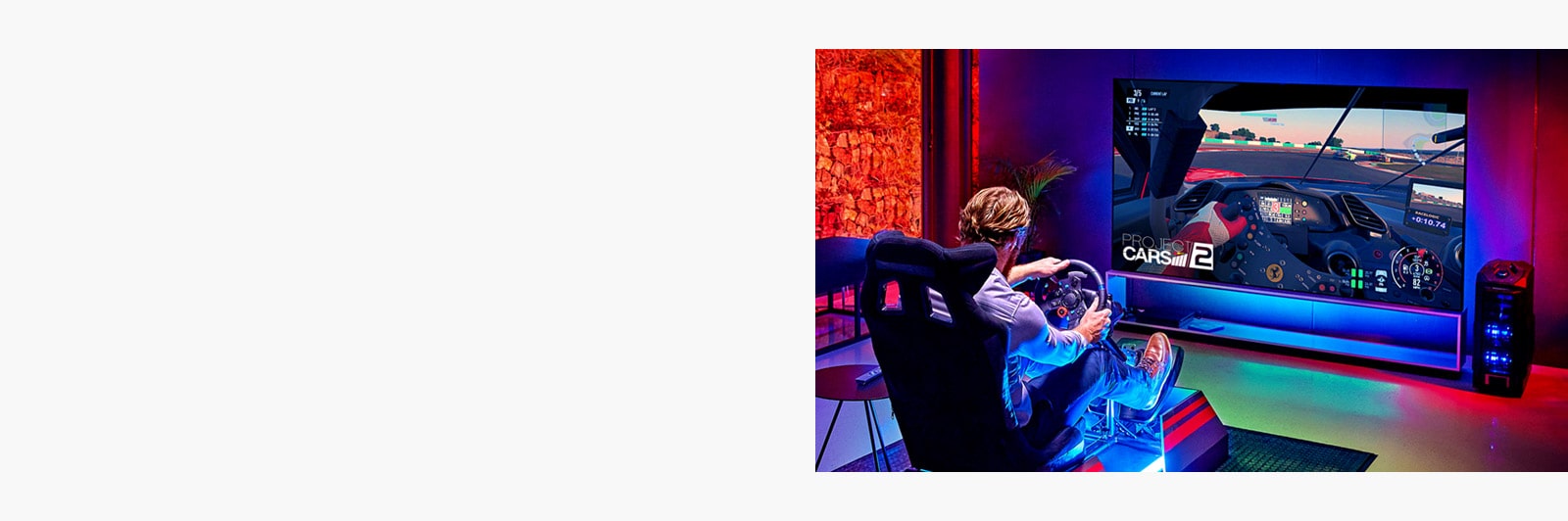 Isa ja poeg vaatavad suure ekraaniga telerist dokumentaalfilmi dinosaurustest