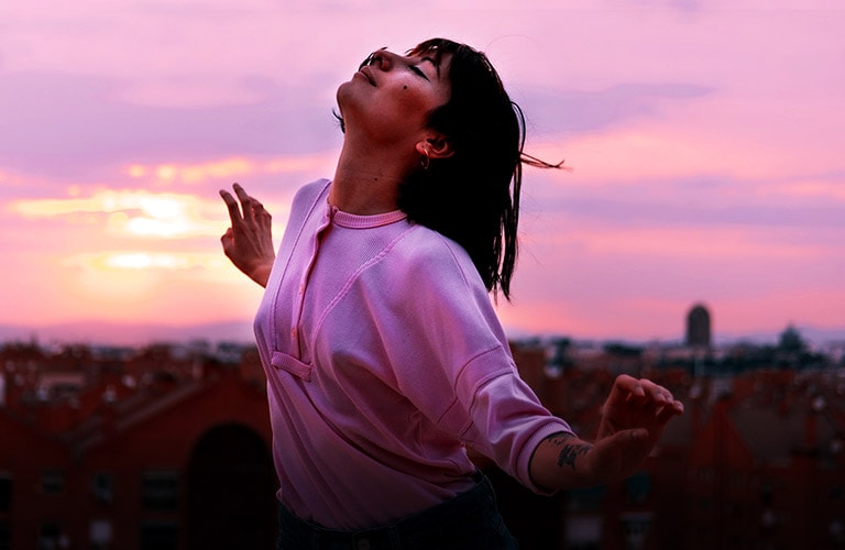 Neli vertikaalset tiitelkaarti, millel on kujutatud erinevatele kategooriatele (kino, mängud, sport ja elustiil) vastavaid stseene