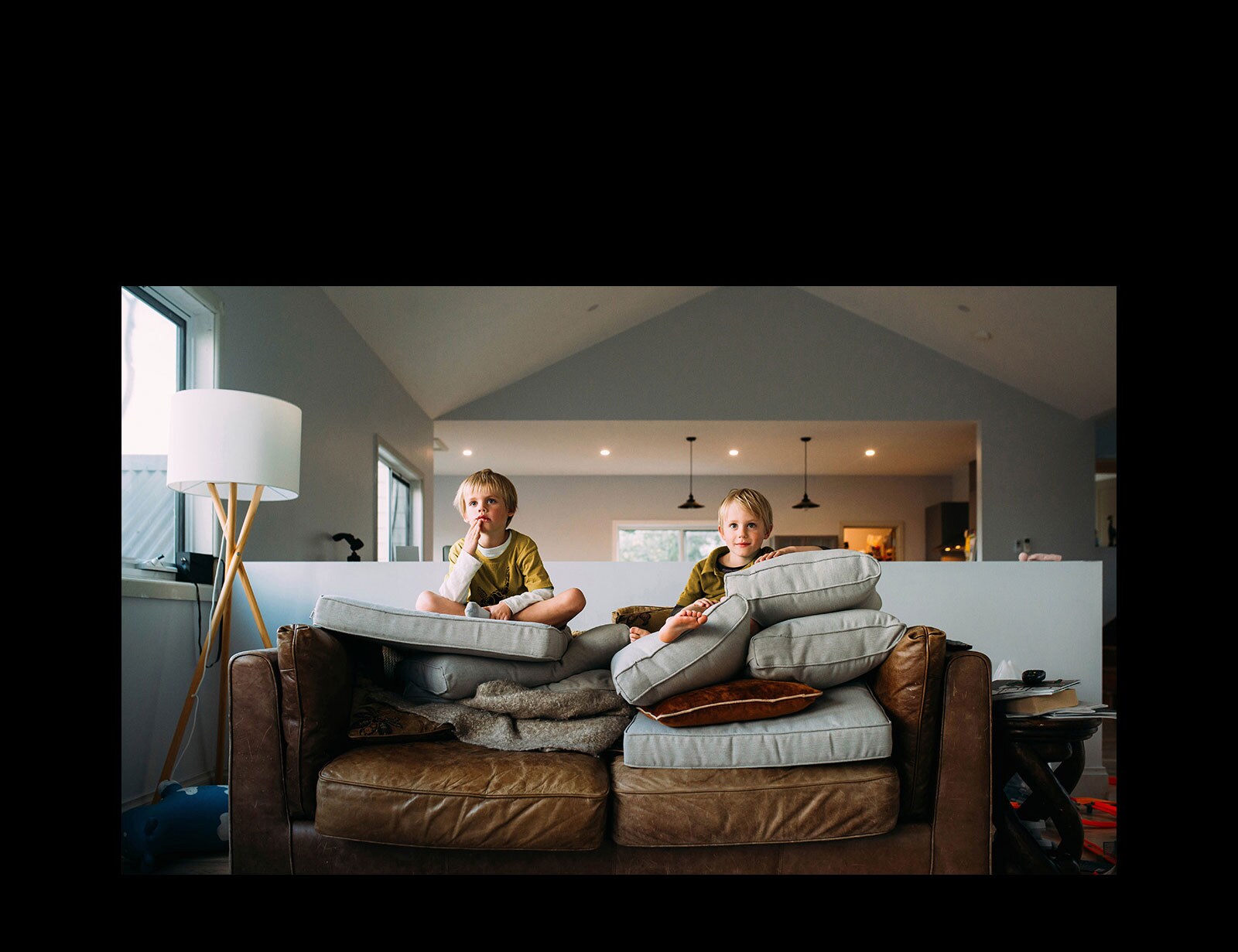 Kaksikud istuvad diivanil ja vaatavad midagi.