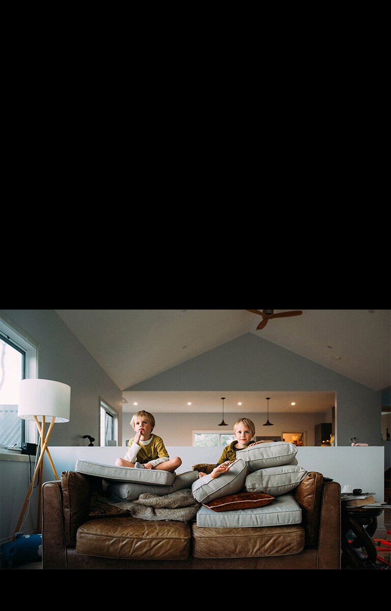 Kaksikud istuvad diivanil ja vaatavad midagi.