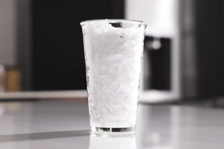 LG külmkapis valminud purustatud jääga täidetud klaas