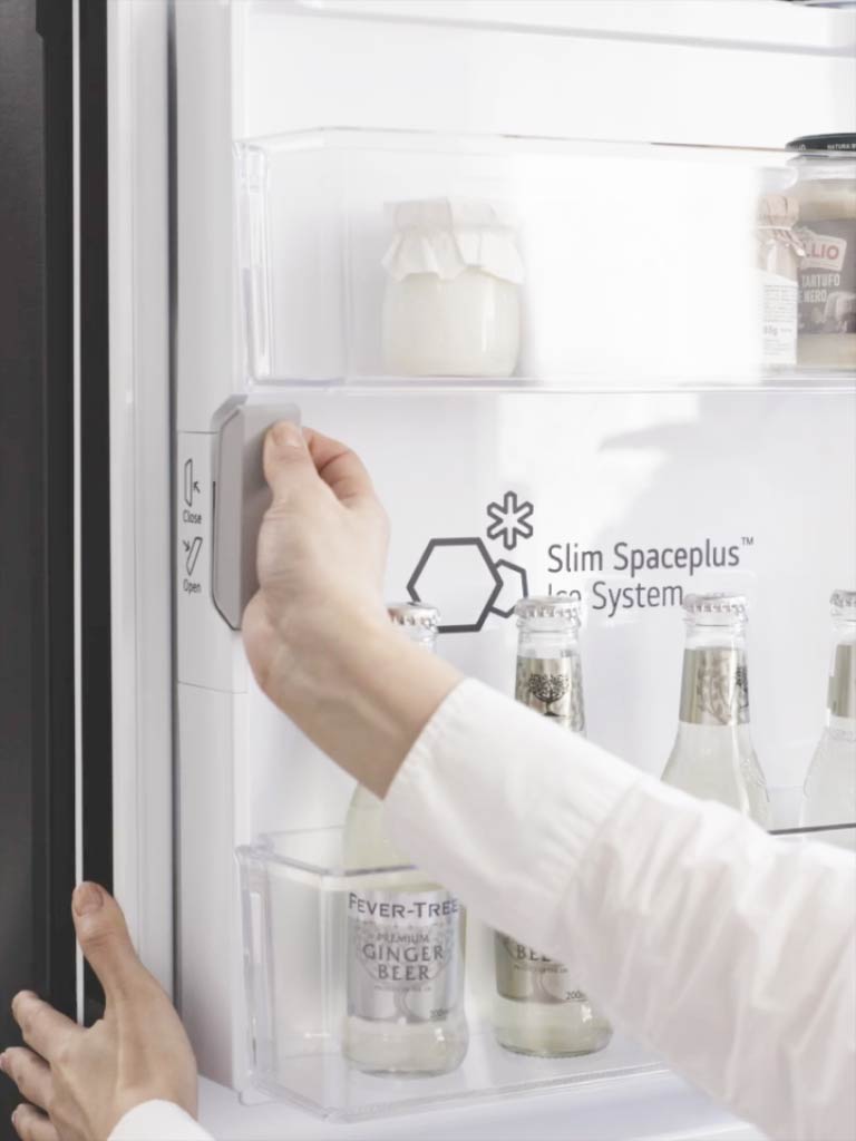 Kasutaja avab LG külmkapi kambrit Slim SpacePlus Ice System