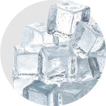 Üksteise otsa kuhjatud väikesed läbipaistvad jääkuubikud.