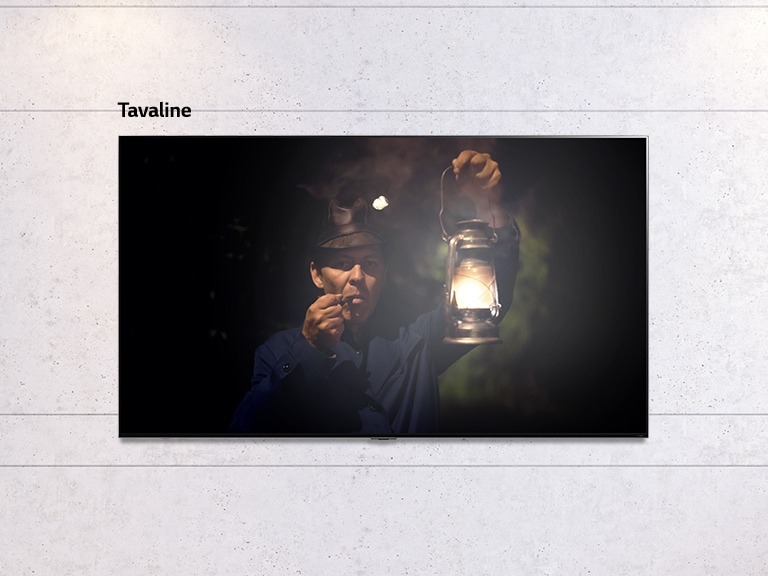 Keritav pilt seinale kinnitatud telerist, mis näitab tumedat stseeni lampi hoidva mehega. Stseen vahetub tavalise suurusega teleri ja suure ekraaniga LG QNED MiniLED teleri vahel.