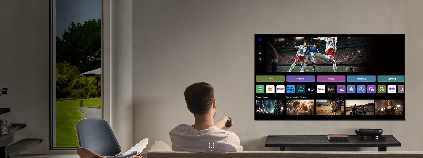Inimene diivanil ja hoiab käes pulti. LG AI TV seinal, ekraanil LG webOS.