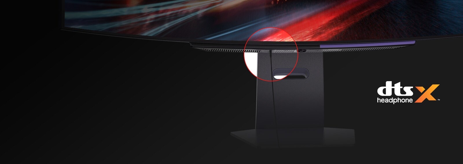 4-pooluseline kõrvaklappide juhe on ühendatud monitoriga.