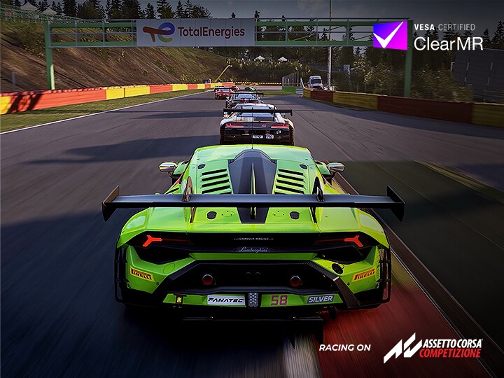 Võidusõidumängustseen, kus AMD FreeSync Premium funktsiooni kasutades on rajal eesotsas erkroheline sportauto, millele järgnevad mitu autot.