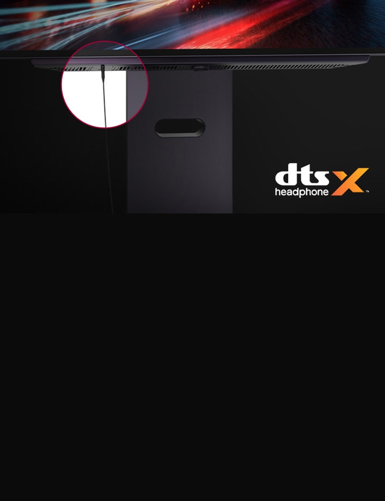 Lähivõte monitori alusest, millel on kõrvaklappide kaabel ühendatud ja kus kuvatakse DTS Headphone X logo.