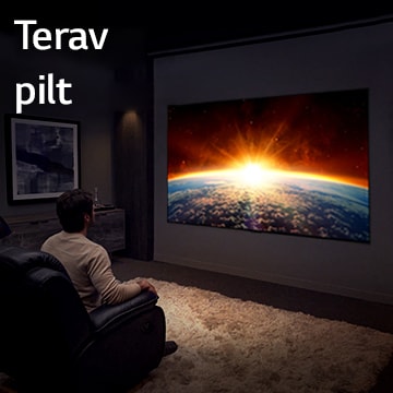 Mees istub hämaras toas diivanil ja vaatab telerit, mis näitab maakera tagant tõusvat päikest.