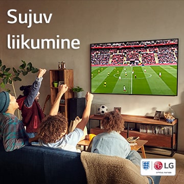 Neli inimest istuvad elutoas diivanil ja vaatavad jalgpallimängu.