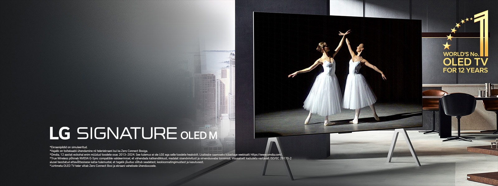 LG Signature OLED M5 teler luksuslikus elutoas telerialusel. Ekraan näib hiiglaslik. Mitte ühtegi juhet pole näha, demonstreerides teleri True Wireless tehnoloogiat. Nähtaval on ka embleem „12 aastat maailma nr. 1 OLED TV teler“ ja LG Signature OLED M logo.