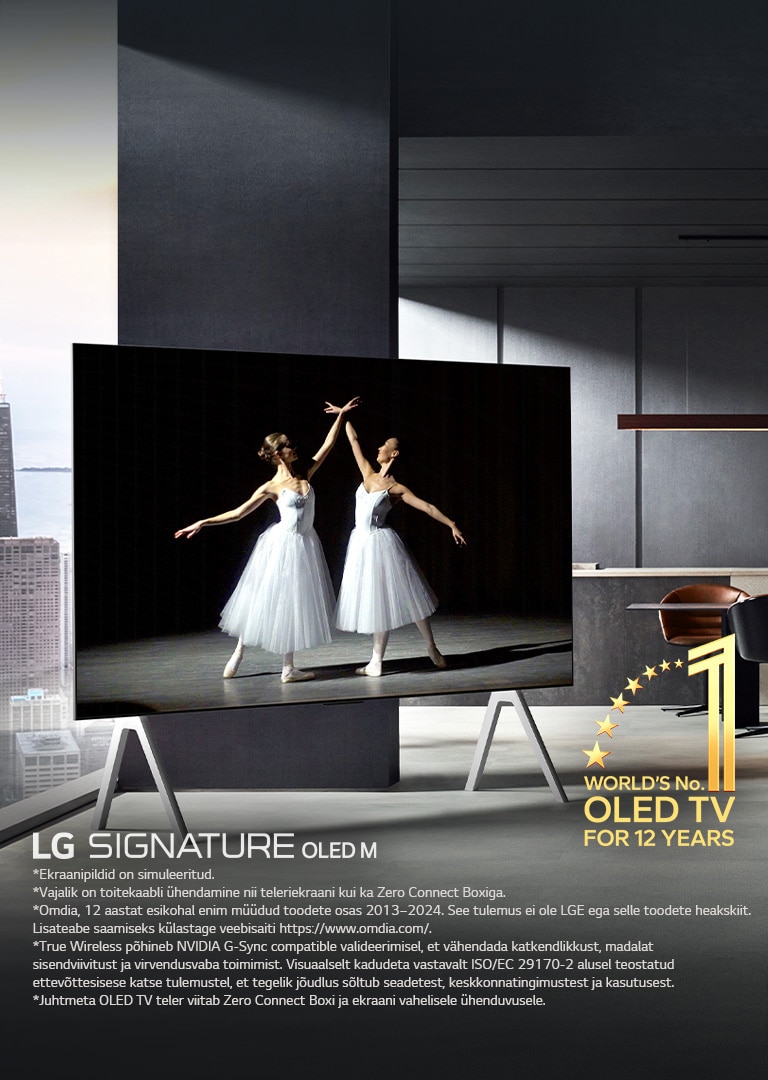 LG Signature OLED M5 teler luksuslikus elutoas telerialusel. Ekraan näib hiiglaslik. Mitte ühtegi juhet pole näha, demonstreerides teleri True Wireless tehnoloogiat. Nähtaval on ka embleem „12 aastat maailma nr. 1 OLED TV teler“ ja LG Signature OLED M logo.