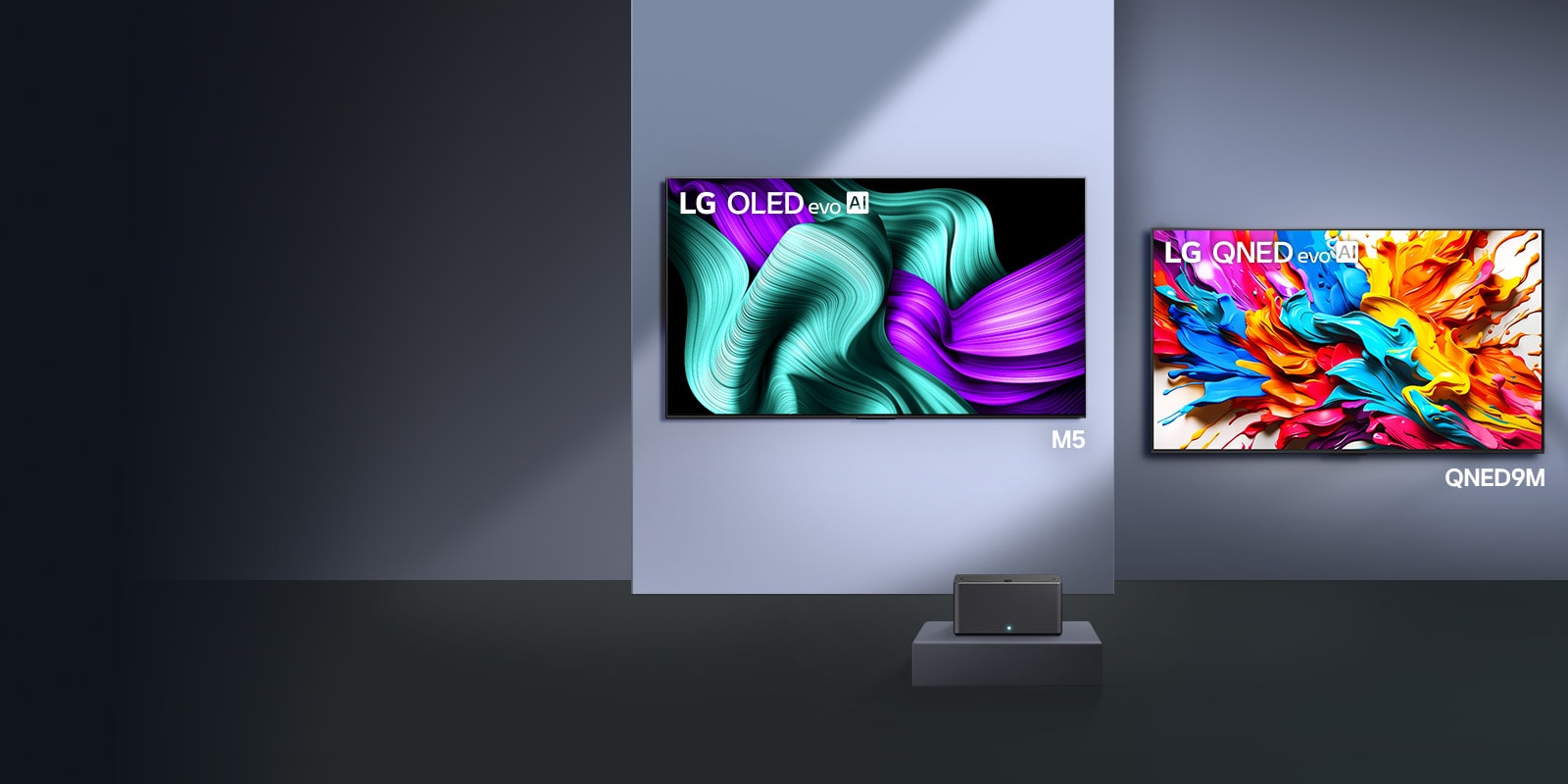LG True Wireless TV telerid. LG Signature OLED T on oma moodulriiulil. LG OLED M5 ja LG QNED9M on kinnitatud seinale. Igal nende ekraanil on kunstiteos, mis demonstreerib selle muljetavaldavat visuaalset jõudlust. Pjedestaalil on Zero Connect Box.