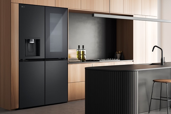 Moodne köögikujundus InstaView külmikuga.