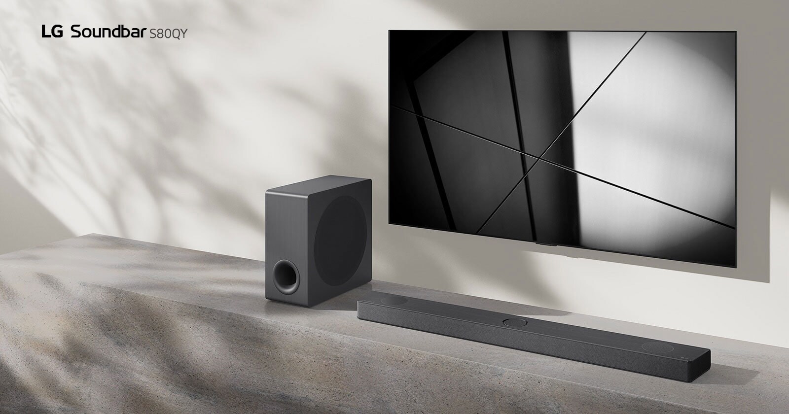 LG soundbar S80QY ja LG televiisor on paigutatud koos elutuppa. Teler näitab mustvalget pilti.