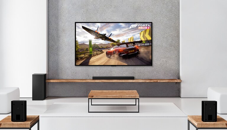 2 tagumise, bassi- ja ribakõlari ning teleri komplekt on valges elutoas. Teleriekraanil on ralliauto ja kosmoselaev.