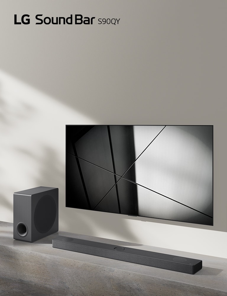 LG soundbar S90QY ja LG televiisor on paigutatud koos elutuppa. Teler näitab mustvalget pilti.