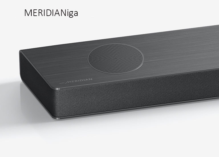 LG soundbari vasaku külje lähivaade Meridiani logoga toote vasakus alanurgas.
