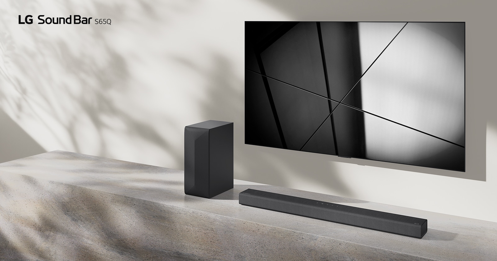 LG soundbar S65Q ja LG televiisor on paigutatud koos elutuppa. Teler näitab mustvalget pilti.