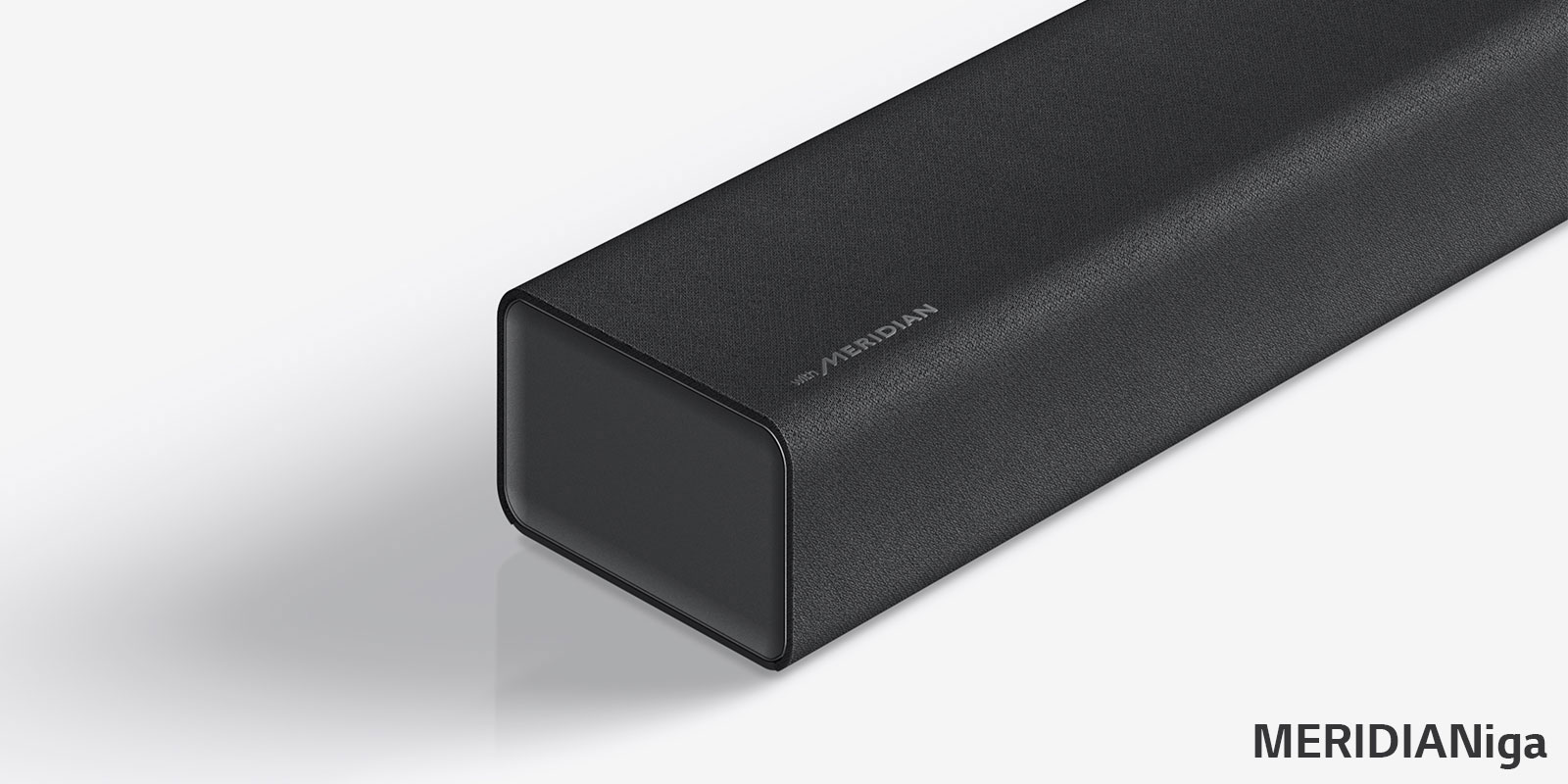 LG soundbari vasaku külje lähivaade Meridiani logoga toote vasakus alanurgas.