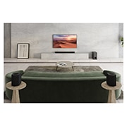 LG Soundbar S95QR , Bassikõlar, soundbar ja teler on valges elutoas, S95QR, thumbnail 4