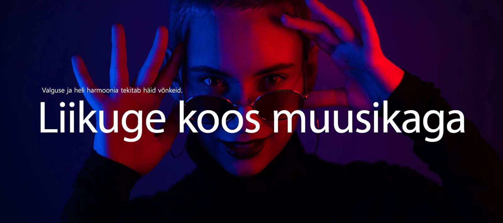 Naine võtab eradas valguses asendi sisse.