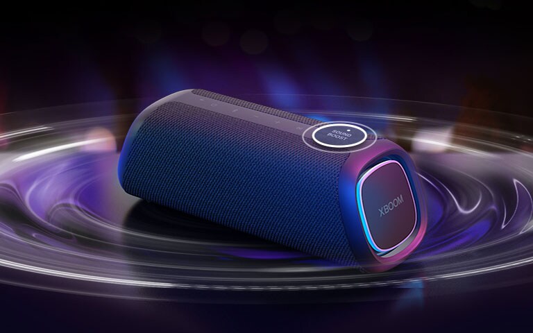 LG XBOOM GO XG7 on paigutatud lauale. Sound Boost nupp on suurendatud ning helilaine efektid asuvad kõlari all. Esita video.