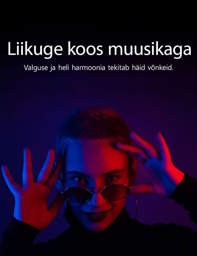 Naine võtab eradas valguses asendi sisse.