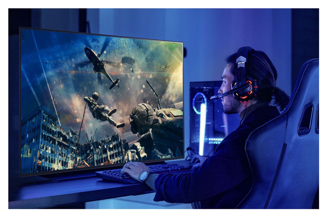 LG 48-tolline OLED 4K teler koos G-Sync™ ja helisüsteem Dolby Atmos, Inimesed, kes vaatavad elutoas televiisorist Ameerika jalgpallimängu, OLED48CX3LB, thumbnail 11