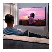 LG 55-tolline OLED 4K teler koos G-Sync™ ja helisüsteem Dolby Atmos, A couple sitting on a sofa in the living room watching a romantic movie on TV, OLED55CX3LA, thumbnail 10
