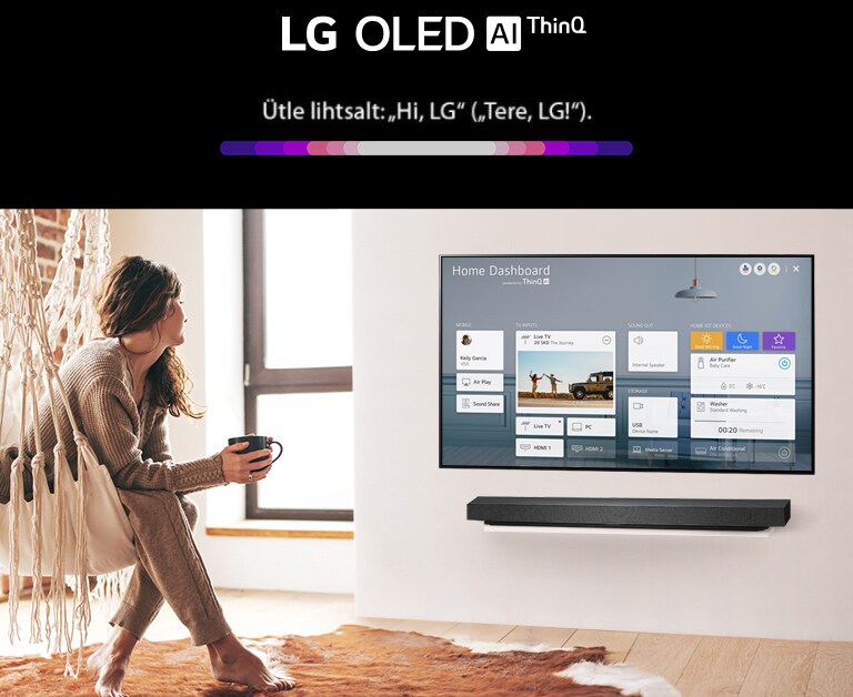 Elutoas toolil istuv naine, teleriekraanil on näha kodune töölaud