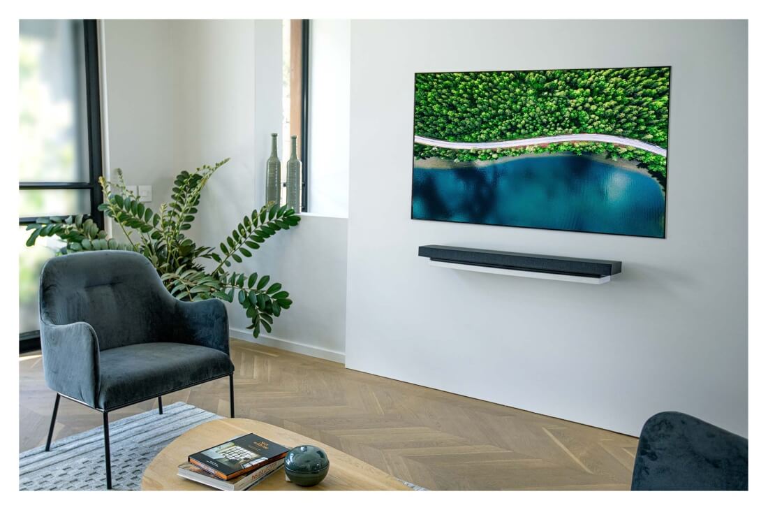 LG 65-tolline OLED 4K teler koos G-Sync™ ja helisüsteem Dolby Atmos, Halli tooliga elutuba ja teler, mis näitab õhust loodusvaadet, OLED65WX9LA, thumbnail 12