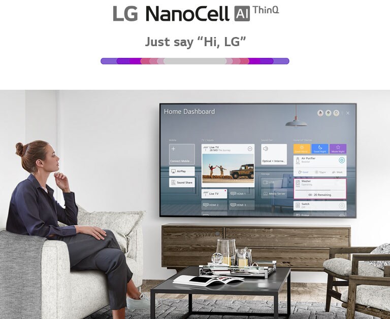 Elutoas diivanil istuv naine, teleriekraanil on näha kodune töölaud