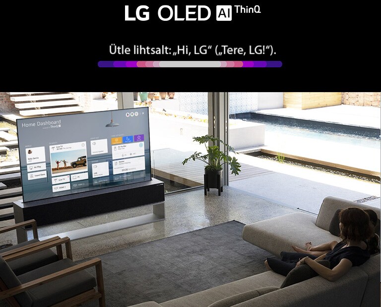 Ema ja tütar istuvad elutoas diivanil ja teleriekraanil on näha kodune töölaud