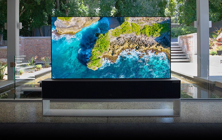 Luksuslikus kodus asuv teler, mis näitab õhust filmitud loodusvaadet