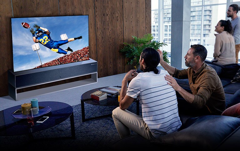 Elutoas telerist Tottenhami mängu vaatavad inimesed