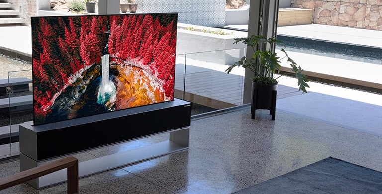 Luksuslik elutuba koos teleriga, mis näitab õhust filmitud loodusvaadet