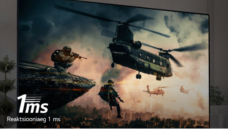 Lähivaade rooliratast hoidvast mängijast, kes mängib teleris kihutamismängu