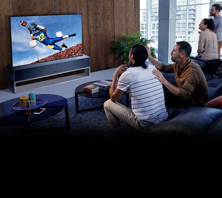 Elutoas telerist Tottenhami mängu vaatavad inimesed