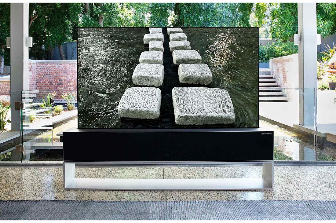 LG 65-tolline OLED 4K teler, Luksuslikus kodus tiigi ette paigutatud kokkurullitav teler, mis näitab kividest laotud jõeületuskohta, OLED65RX9LA, thumbnail 10