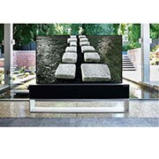 LG 65-tolline OLED 4K teler, Luksuslikus kodus tiigi ette paigutatud kokkurullitav teler, mis näitab kividest laotud jõeületuskohta, OLED65RX9LA, thumbnail 10
