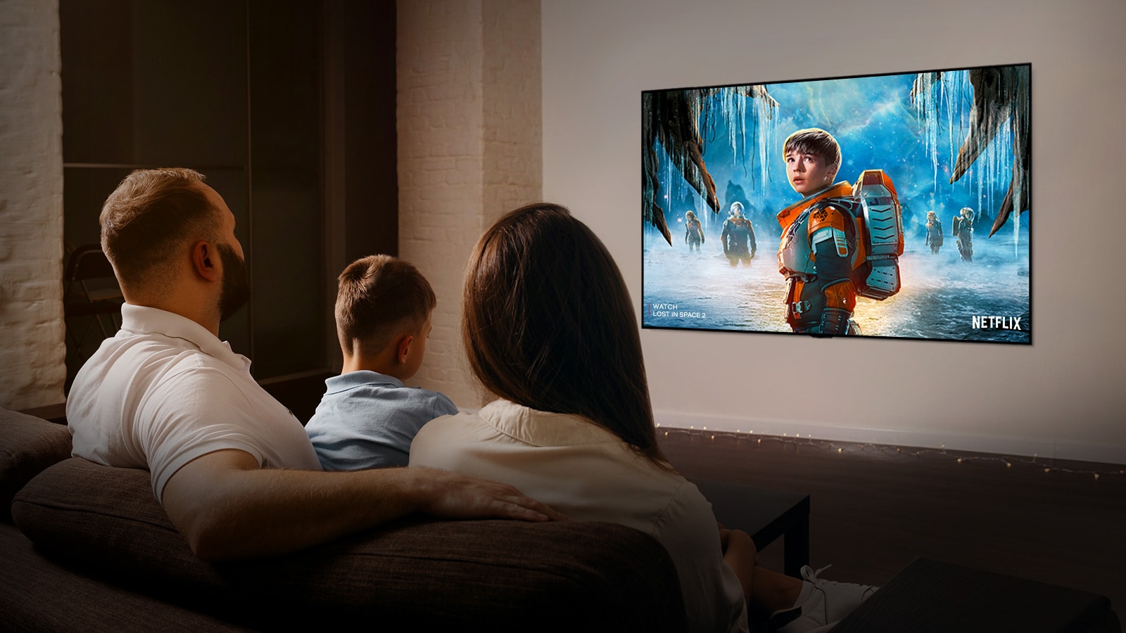 Elutoas diivanil istuv ja telerist armastusfilmi vaatav paar