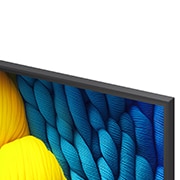 LG 43 tolline LG NanoCell AI 4K nuti TV NANO81 2025, LG kaugjuhtimispult AI Magic Remote on LG TV teleriekraani ees. Ekraanil on kohandatud märksõnadega LG AI isikupärastatud tervitus vastavalt kasutaja otsingu- ja vaatamisajaloole. Kaugjuhtimispuldi kõ, 43NANO81A3A, thumbnail 3